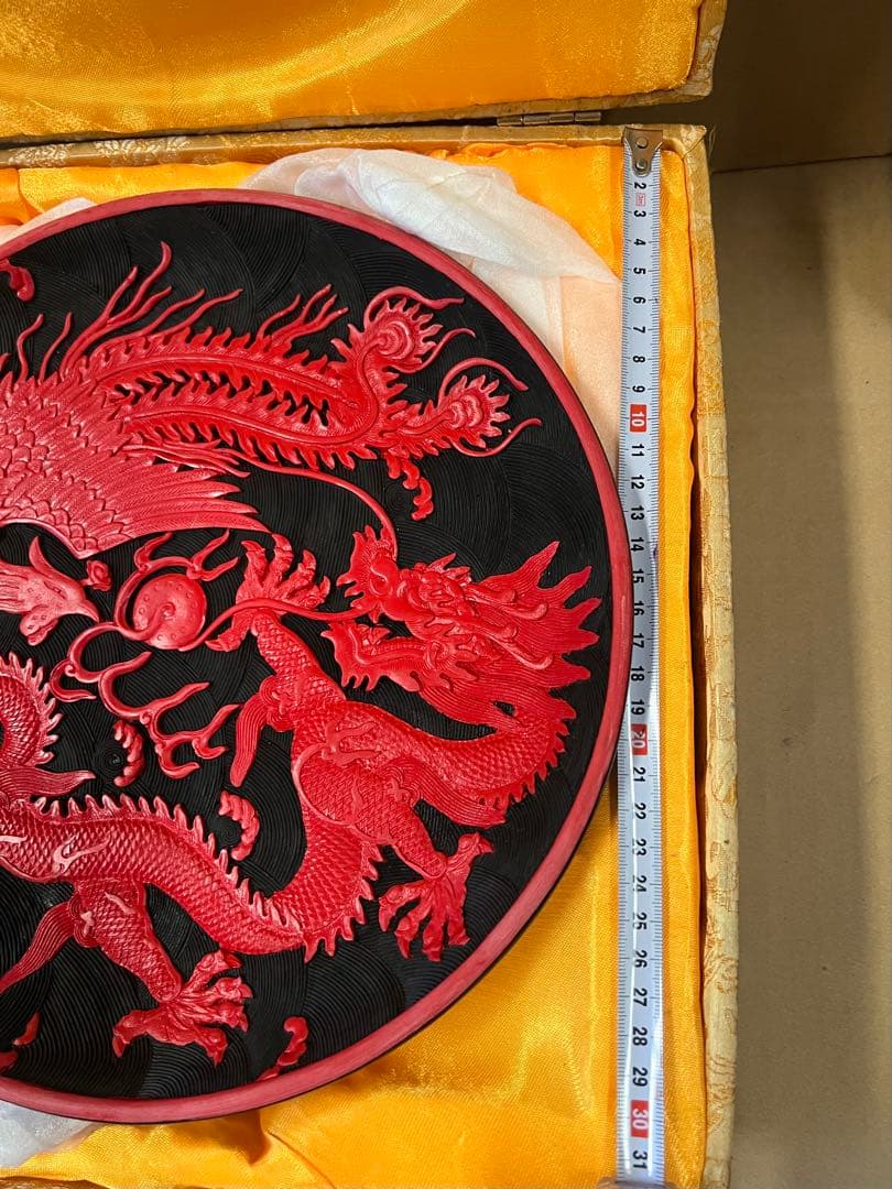 赤い漆器 龍と花の彫刻 皿 オブジェ 中国
