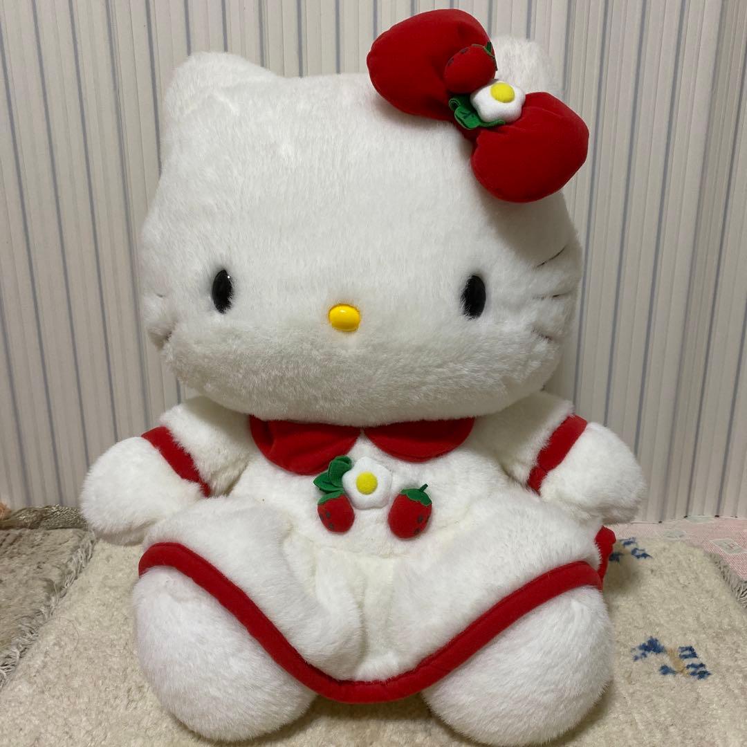 キティぬいぐるみ　いちごドレス　大　お値下げ＋おまけ USJ限定 ハローキティ ぬいぐるみ いちごドレス - メルカリ