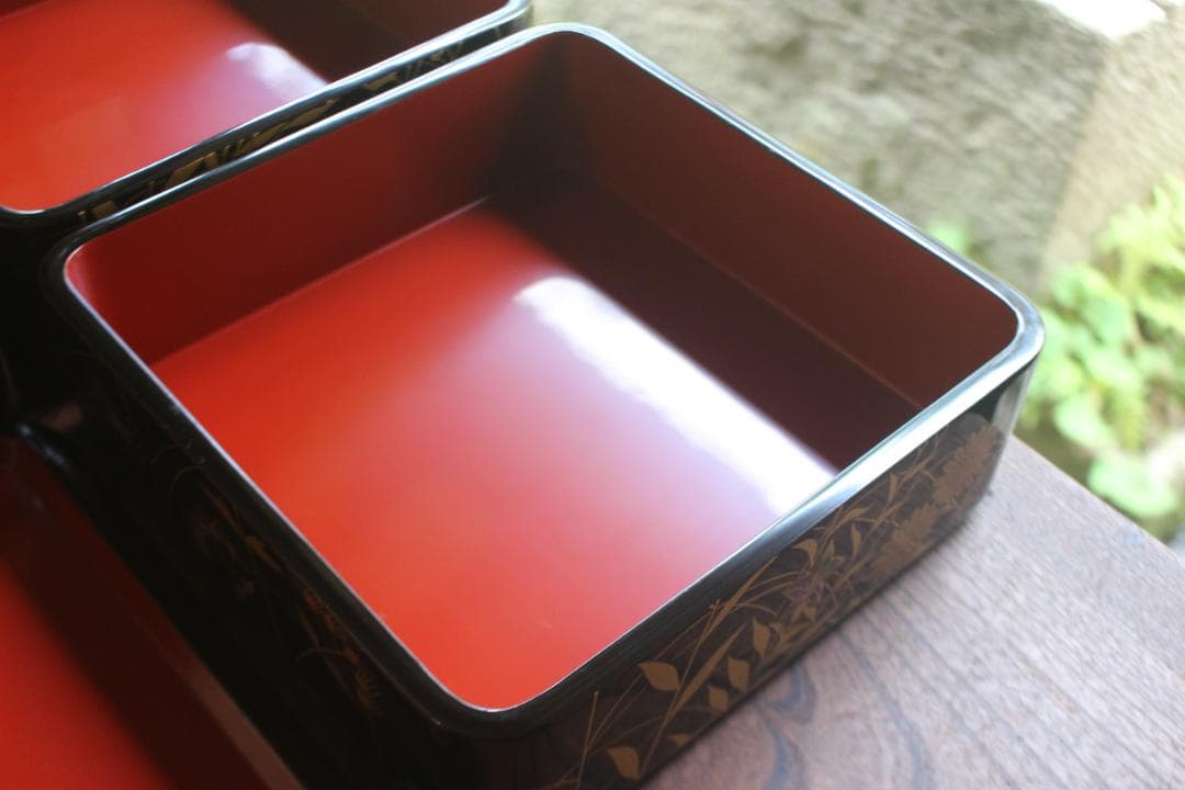 極小保管傷のみ！上質内朱黒漆に極上秋草螺鈿蒔絵の輪島塗台付三段重（検重箱お重