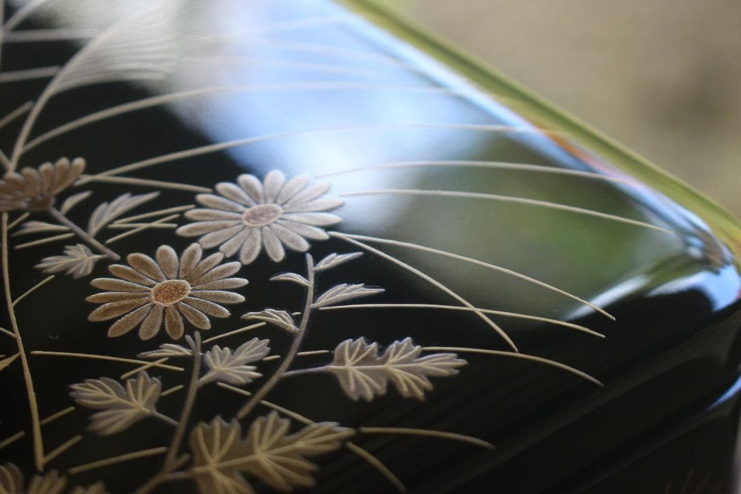 極小保管傷のみ！上質内朱黒漆に極上秋草螺鈿蒔絵の輪島塗台付三段重（検重箱お重