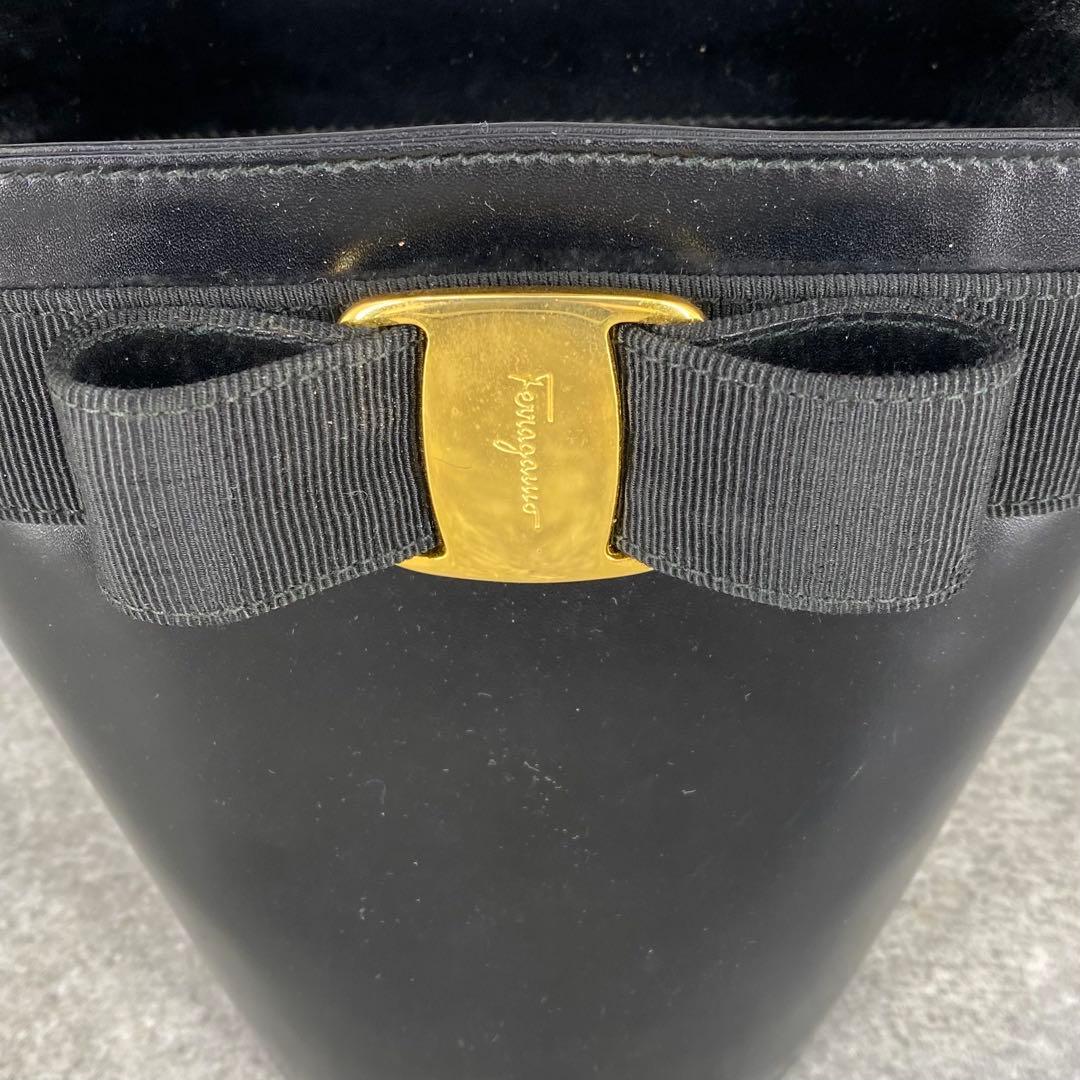 美品 フェラガモ ヴァラ金具 リボン バケツ型 レザーハンドバッグ ブラック 黒