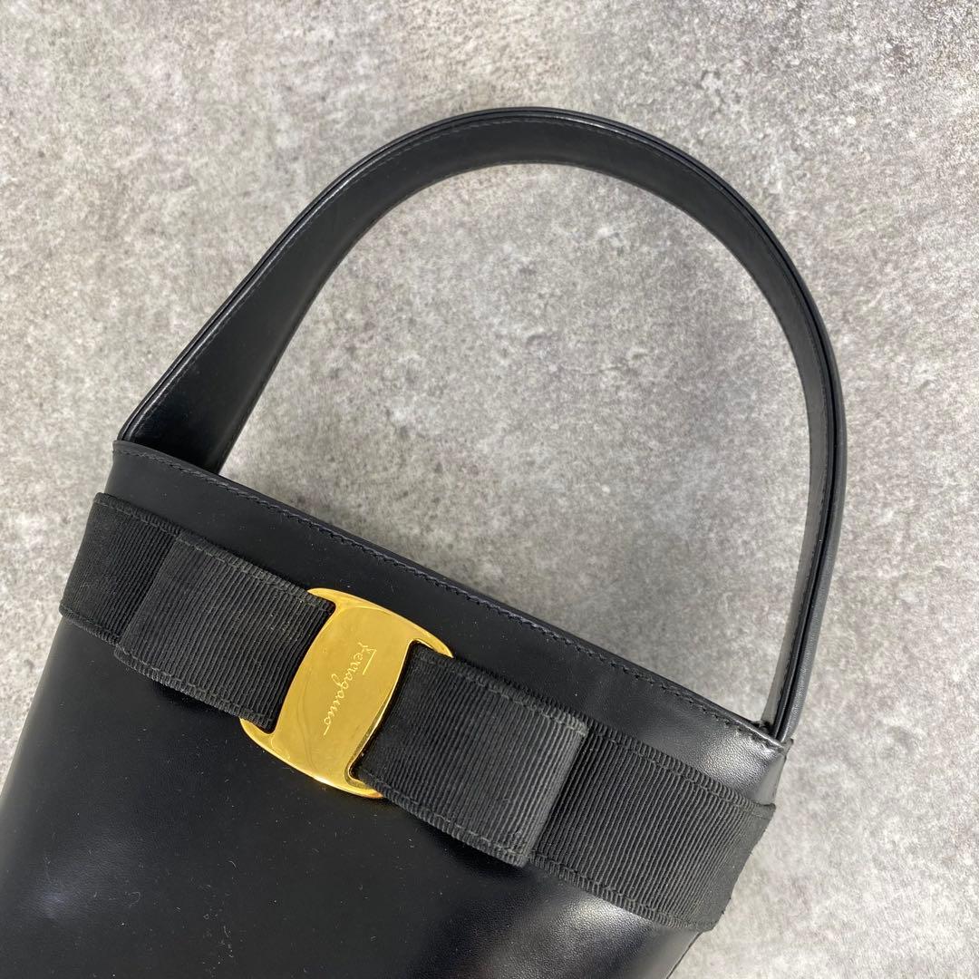 美品 フェラガモ ヴァラ金具 リボン バケツ型 レザーハンドバッグ ブラック 黒