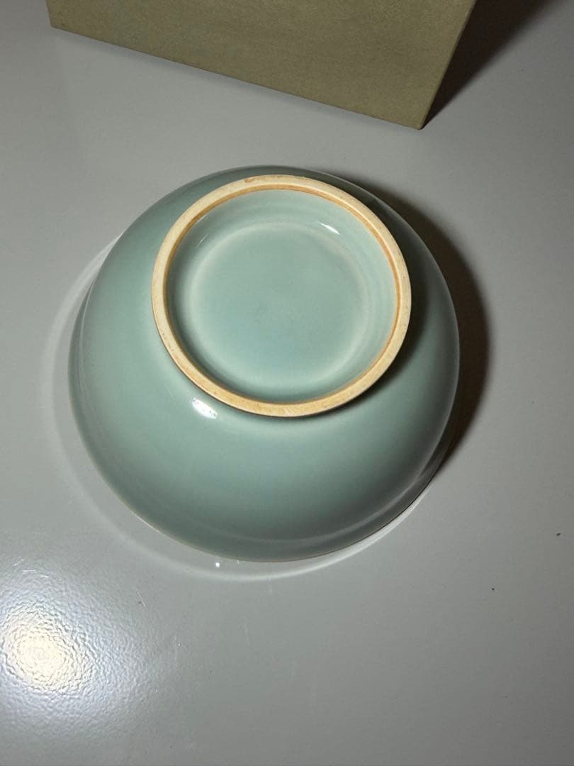 縁起物】青瓷 双魚文 平鉢 飾皿 浮彫 陶磁器 骨董品 箱付き