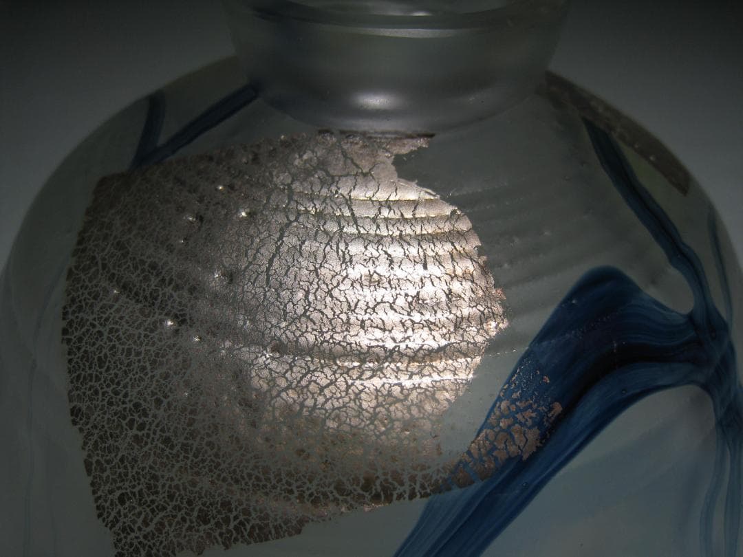 ガラス製抹茶碗 水崎長寿 義山平茶盌 銘【銀箔清流】