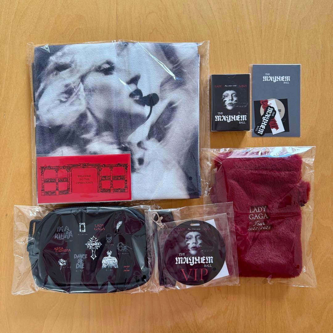 Lady Gaga The Mayhem Ball VIP Gold特典グッズ - メルカリ