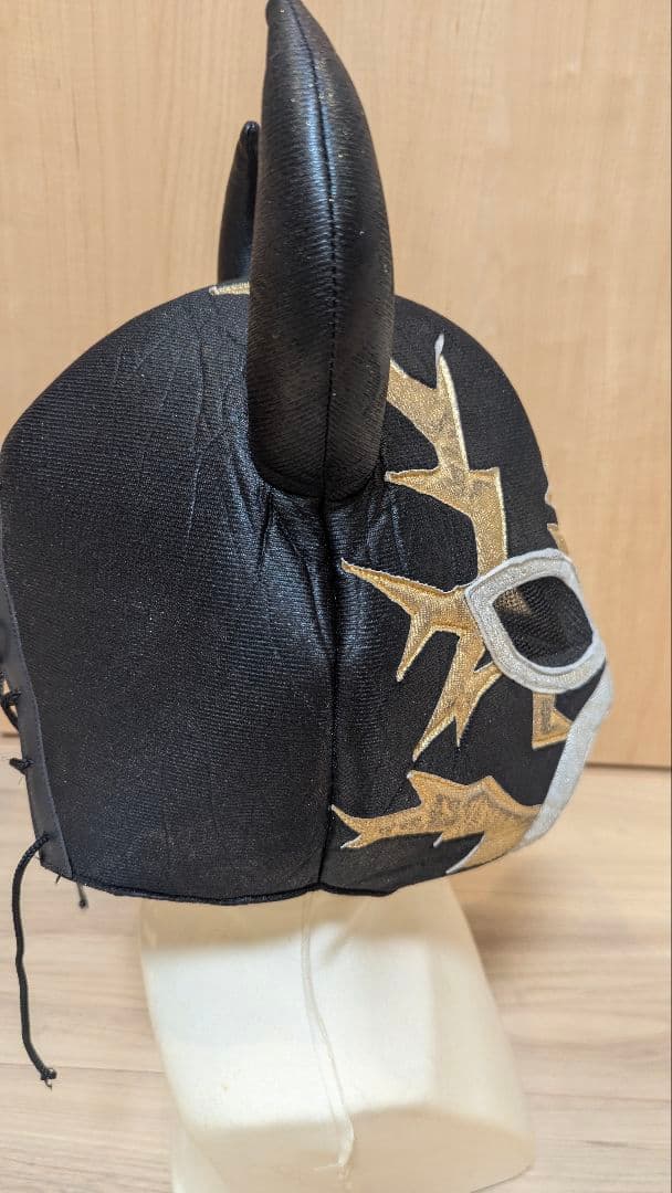 ルチャリブレマスク 黒と金 角付き