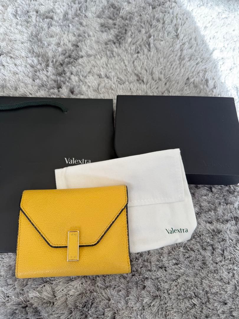 美品 ヴァレクストラ イジィデ レザー コンパクトウォレット イエロー