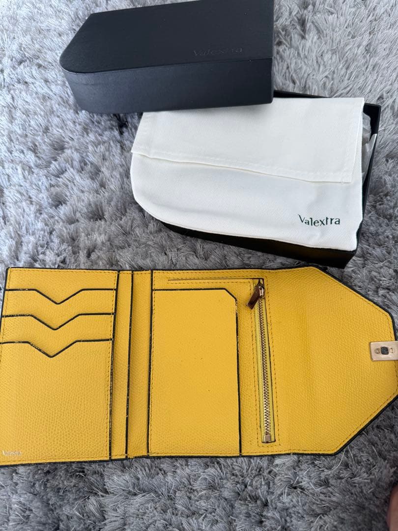 美品 ヴァレクストラ イジィデ レザー コンパクトウォレット イエロー