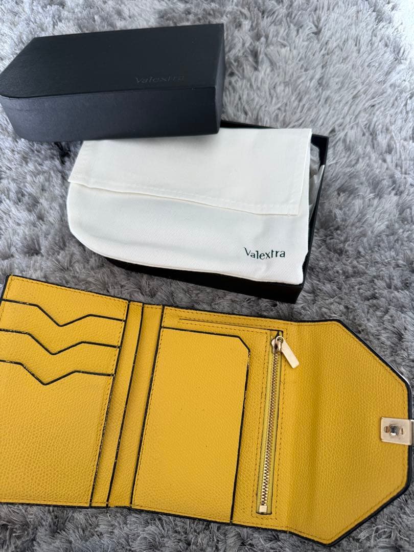 美品 ヴァレクストラ イジィデ レザー コンパクトウォレット イエロー