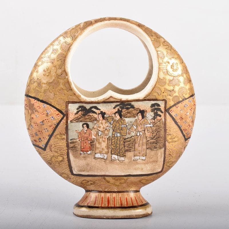 Laszlo Kutasの「犬と戯れる女性像」