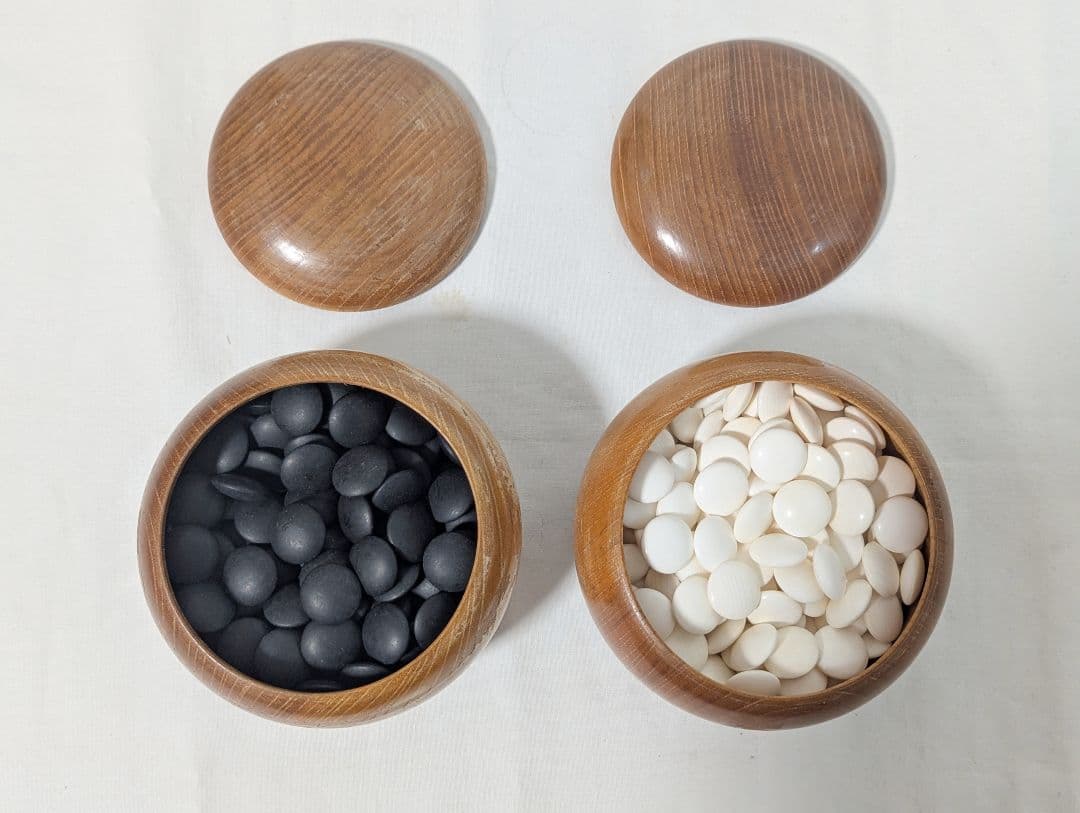 蛤碁石 那智黒 白175 黒179個 厚さ 白8.8mm 黒9mm