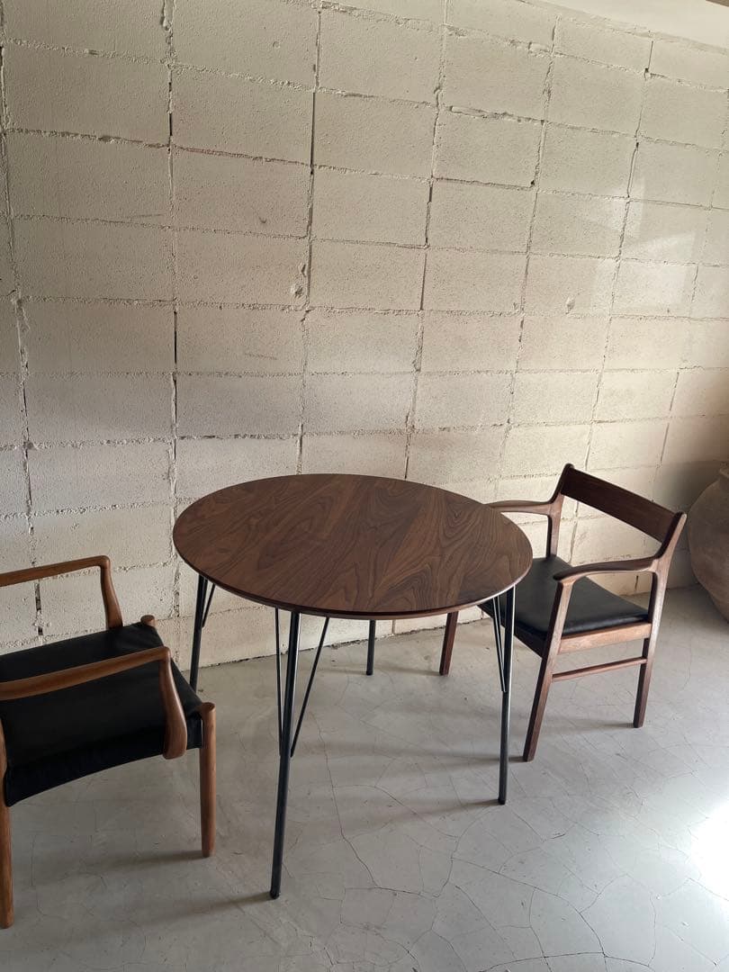 ウォールナット無垢　ダイニングテーブル　ラウンドテーブル　アイアン脚　北欧モダン