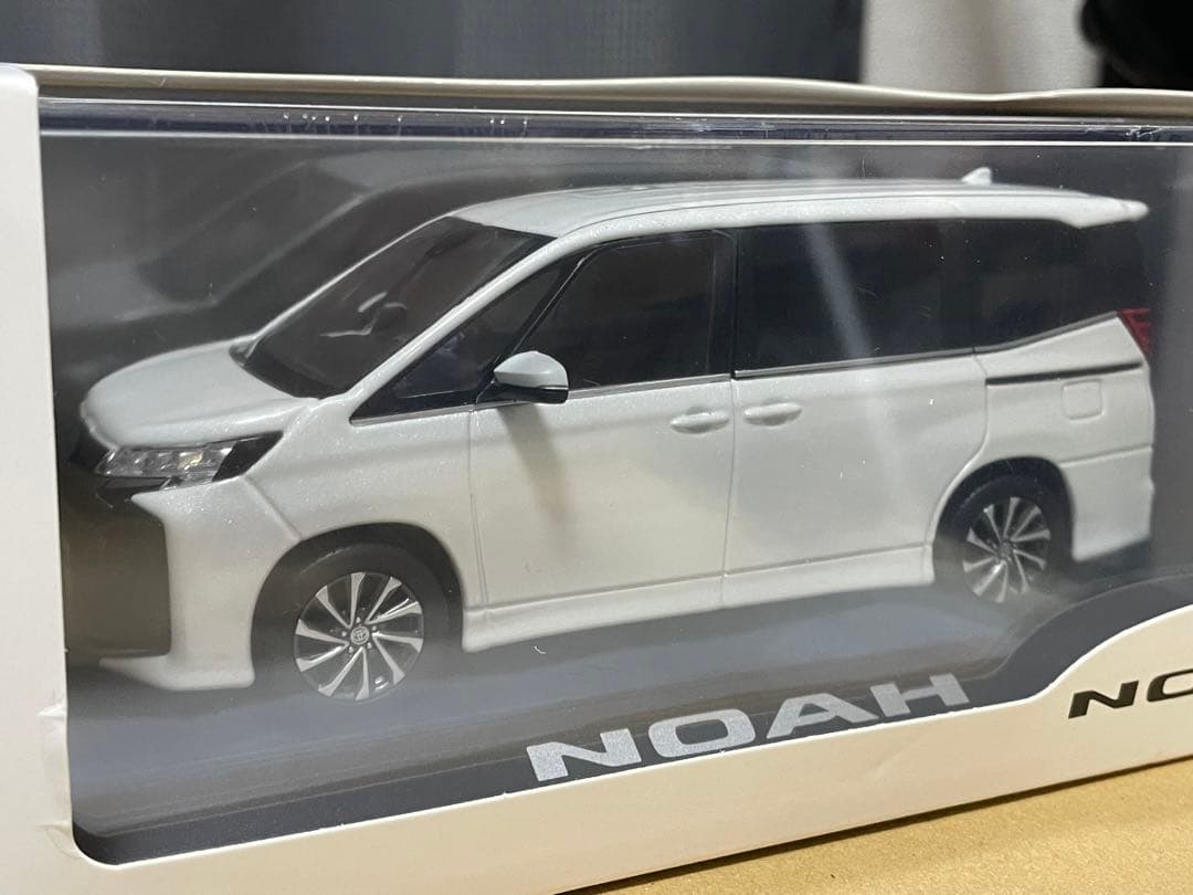 トヨタ ノア カラーサンプル ホワイトパール