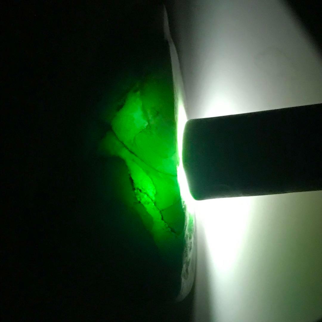 糸魚川翡翠 美石 明るく鮮やかな翠 金山谷 108g