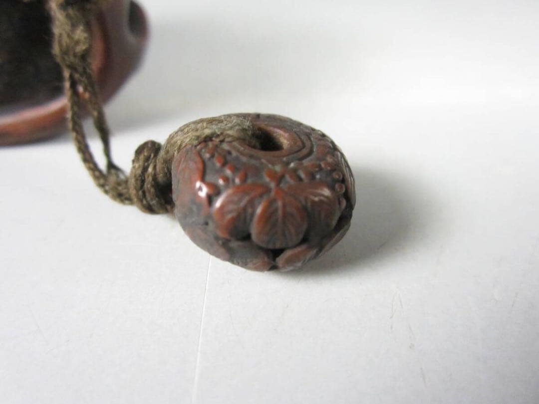 専用 木の実 木彫刻 桐紋彫 緒締め玉 柘植？紐通し 細密細工 古美術