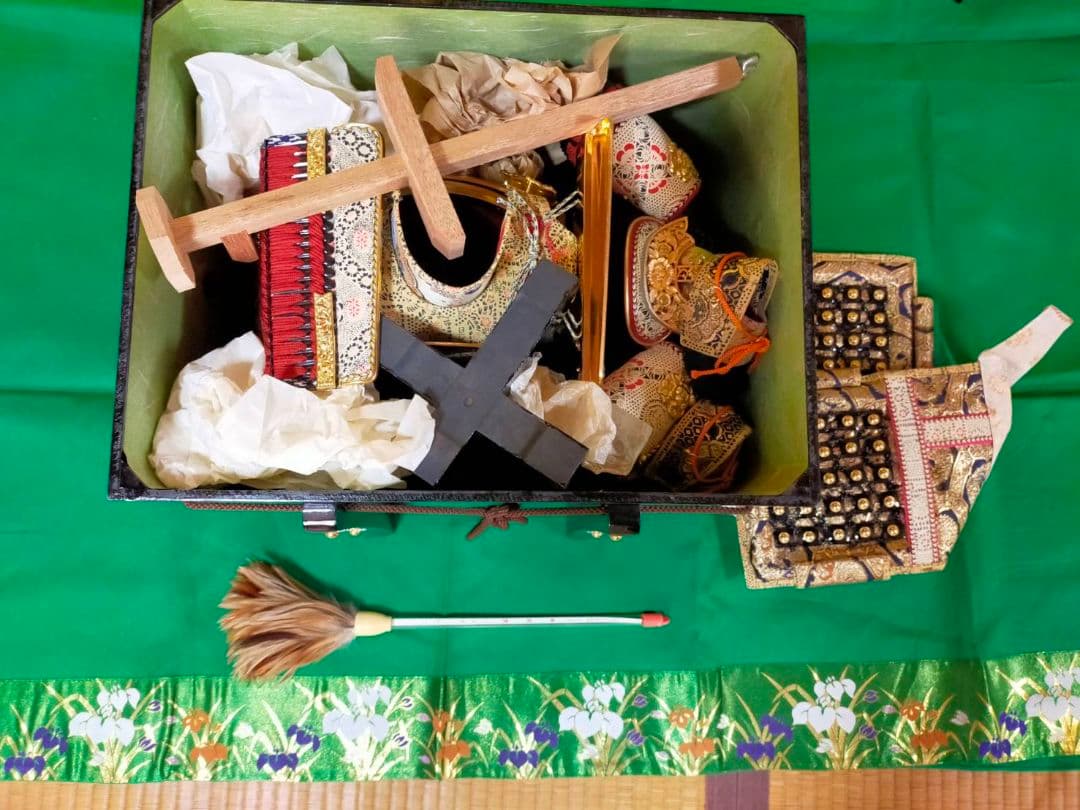 京都島津有職五月人形、大鎧飾り 金屏風、弓、太刀、提灯（灯付）