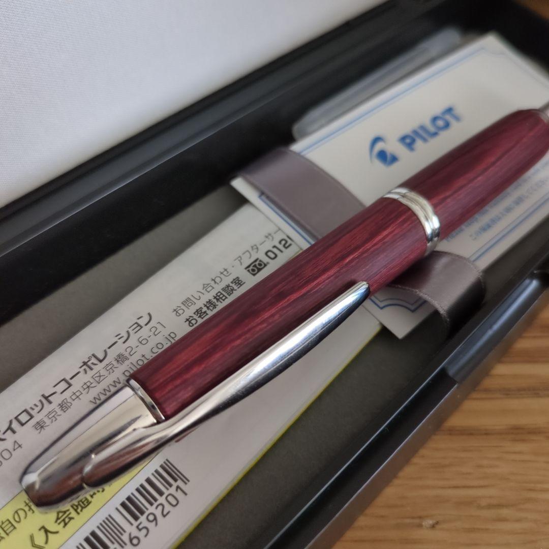 メ*カ様 キャップレス 木軸 Fニブ ディープレッド