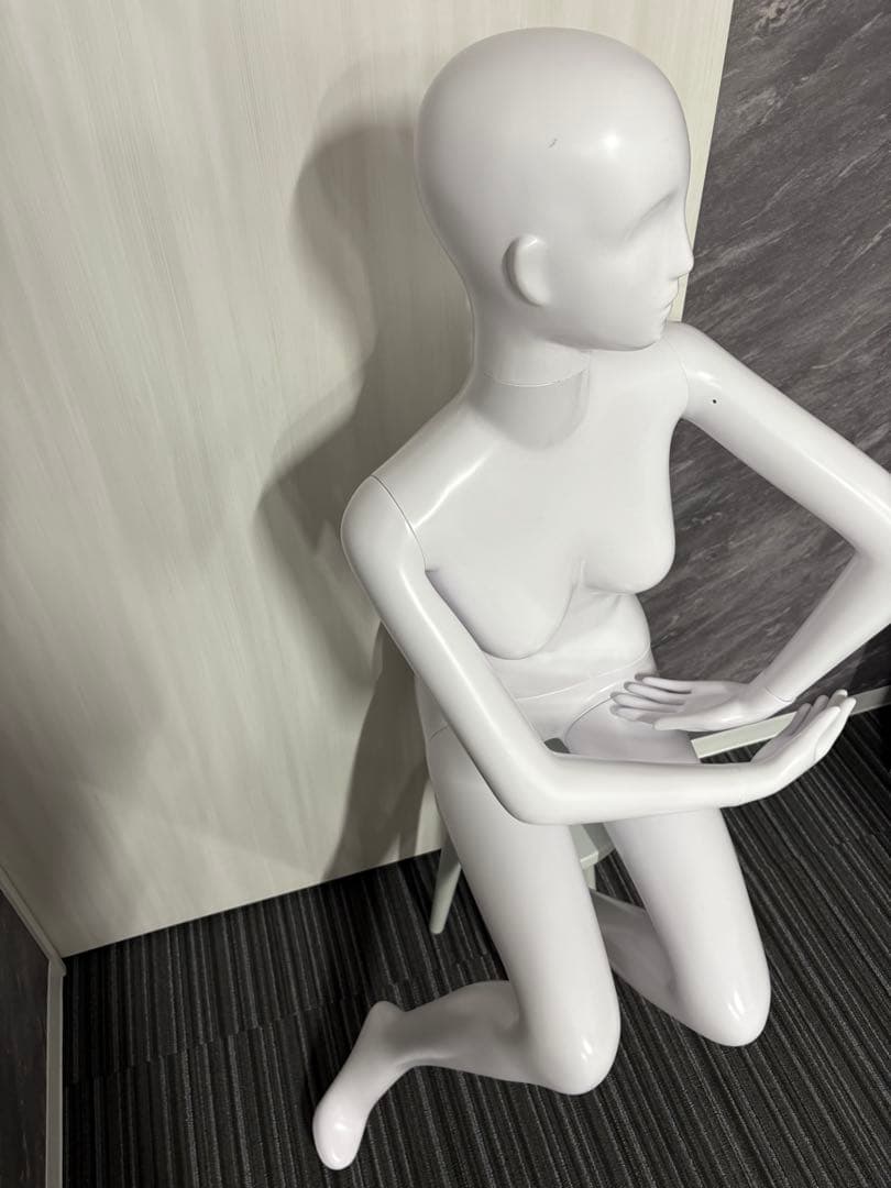 ホワイト女性マネキン（座りポーズ）