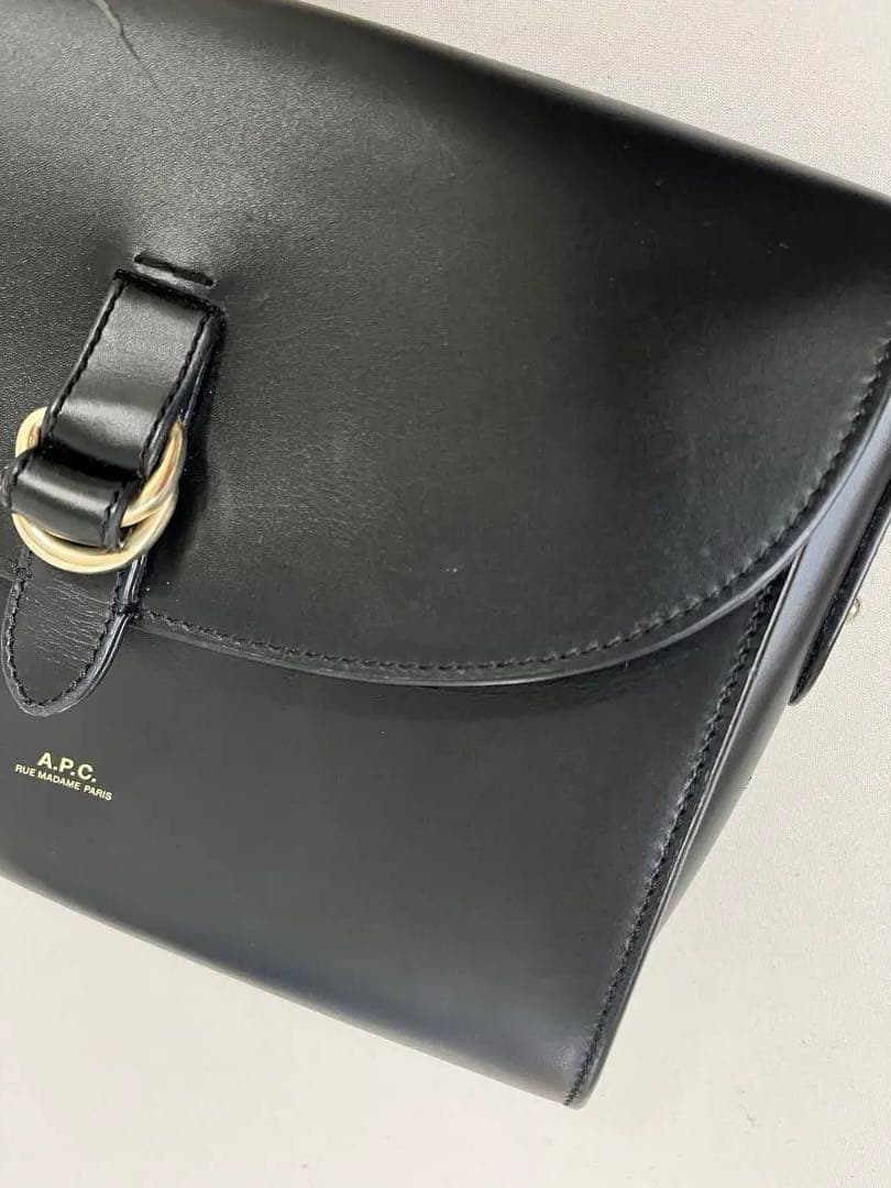 A.P.C. ブラックショルダーバッグ