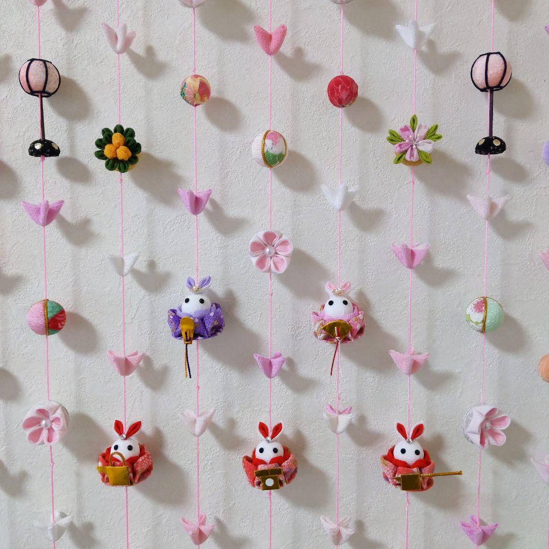 ちりめん細工　お花とまりとうさぎ雛の壁掛け下げ飾り(9下げ)