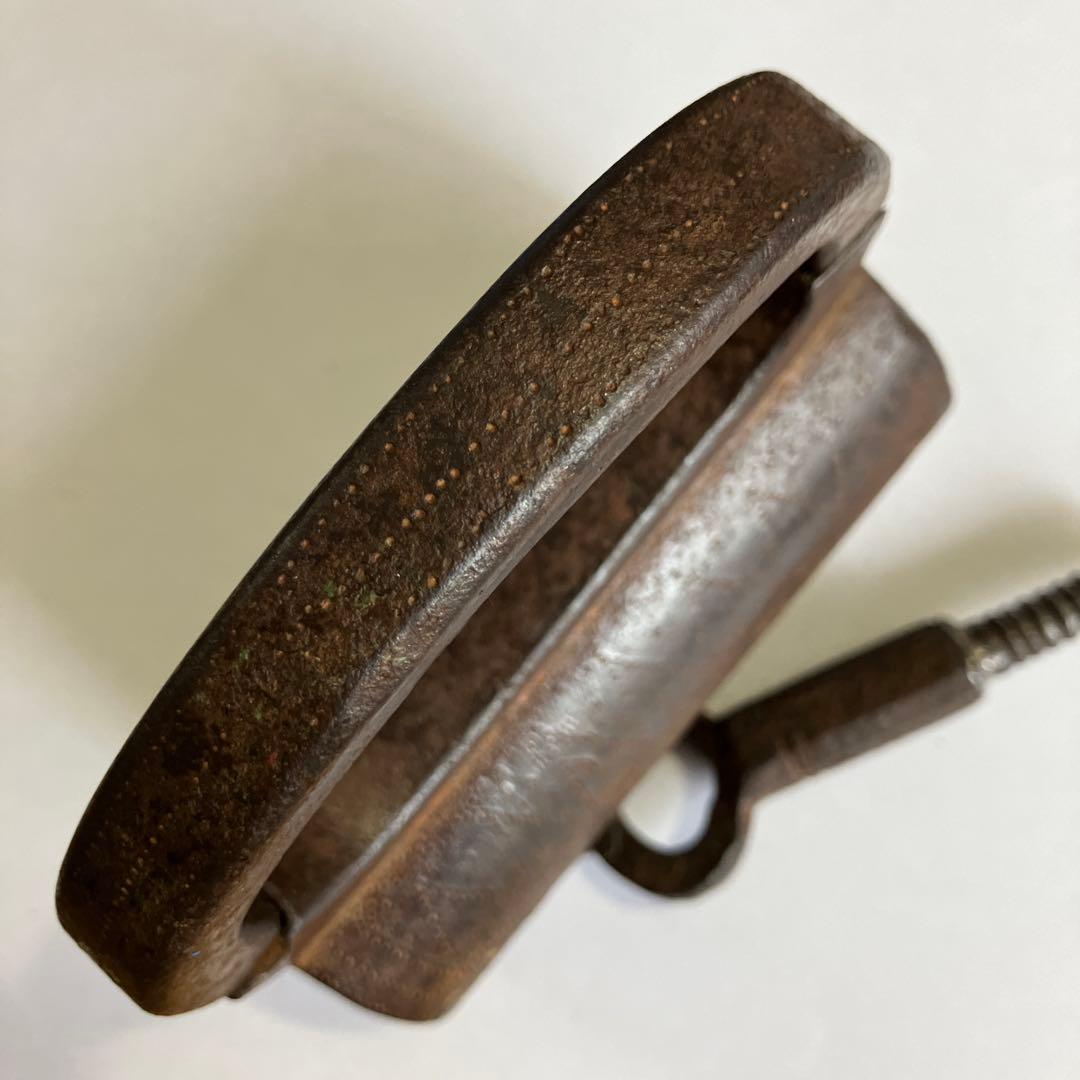 アンティークな鉄製スクリュー筒型南京錠（表面には点描幾何学模様）