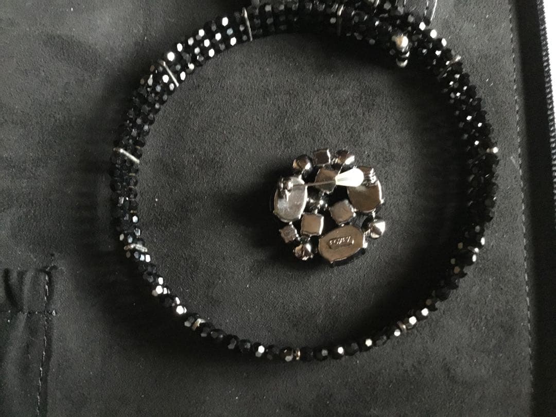 FOXEY 漆黒の輝きが美しい！クリスタルブローチ FOXEY 漆黒の輝きが