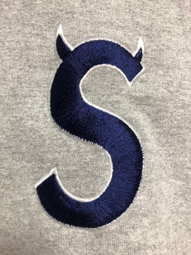 supreme シュプリーム　Sロゴ ツノ　パーカー