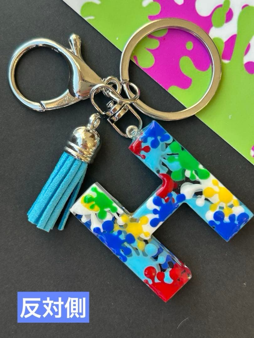 白と青の世界　イニシャルキーホルダー　　スプラッシュ　ハンドメイド