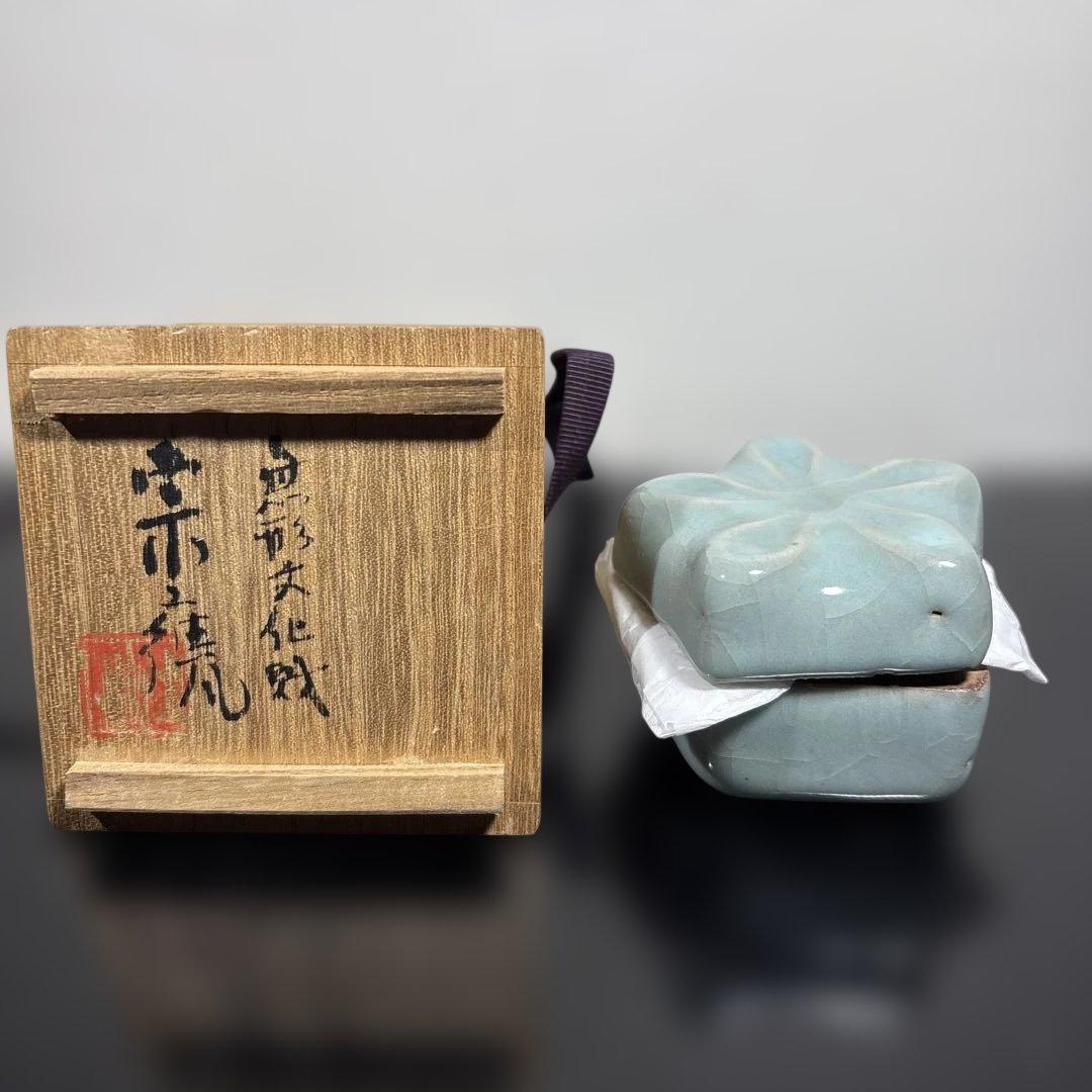 真作 初代宇野宗甍 青磁桔梗香合 高さ約5センチ、経約