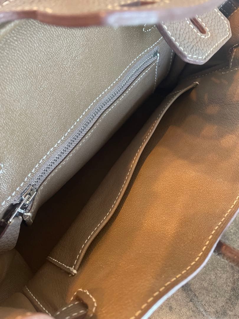 グレージュレザーハンドバッグ ロック付き