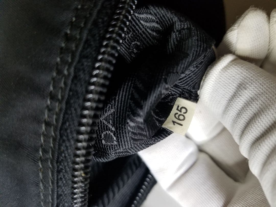 PRADA ブラック ショルダーバッグ 三角プレート 斜め掛け ナイロン