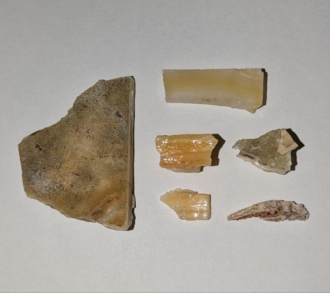 北海道産 蛍光オパール 観察キット：原石＋本「光る石 北海道石」＋紫外LED