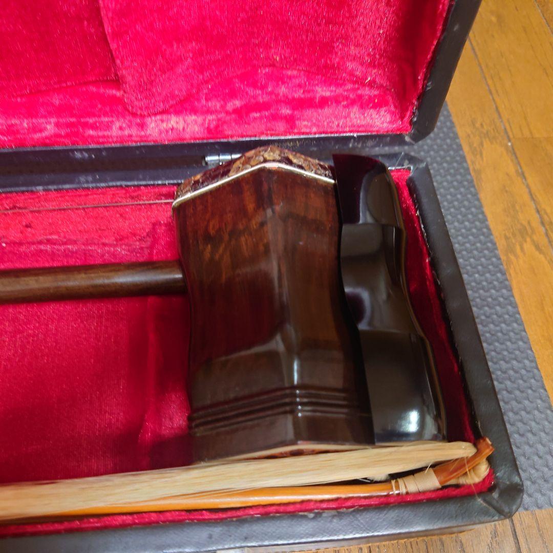 ニ胡 弦楽器 付属品多数　弓３本 中国 彫刻 ケース付き 現状販売