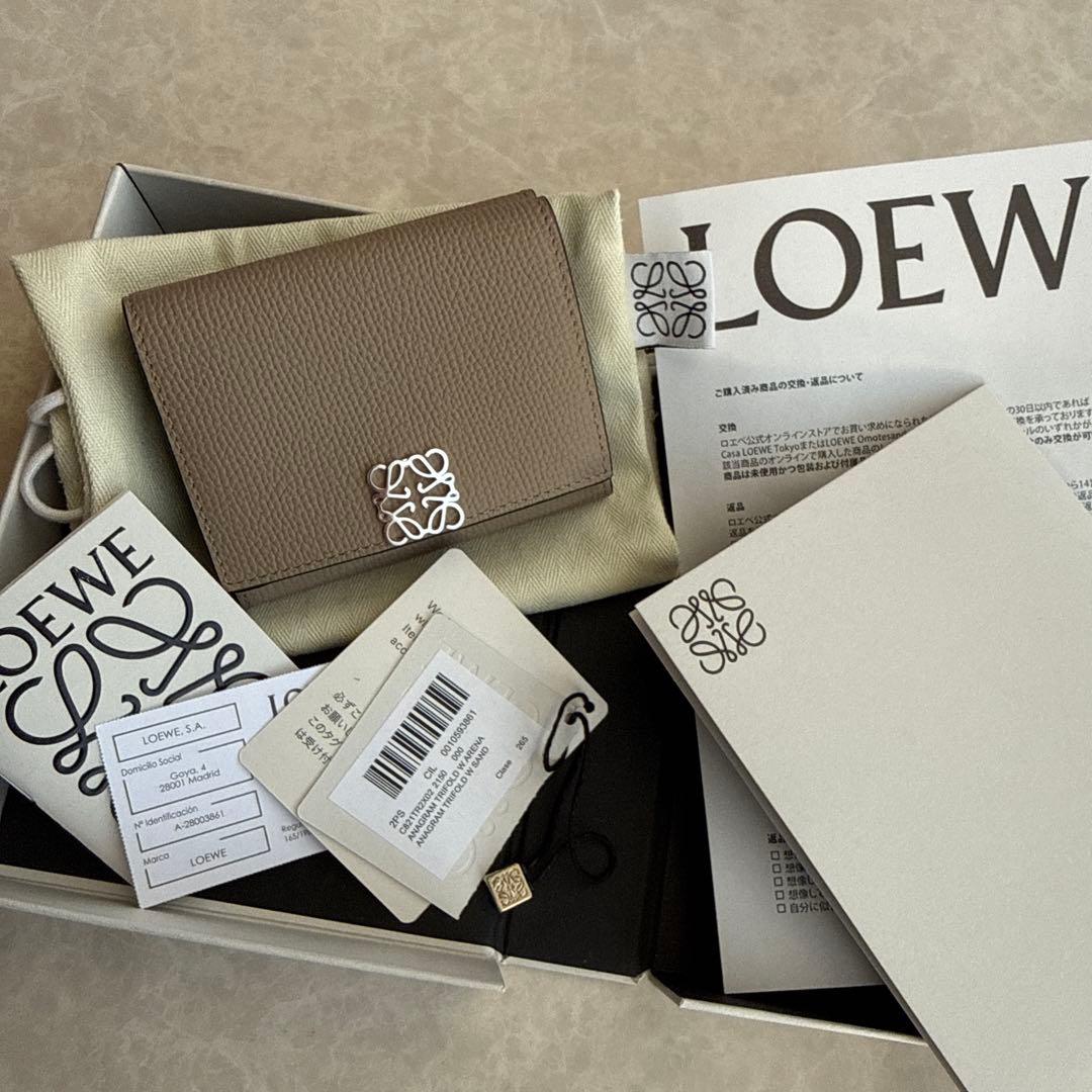 ロエベ アナグラム トライフォールド ウォレット（ペブルグレインカーフ）サンド