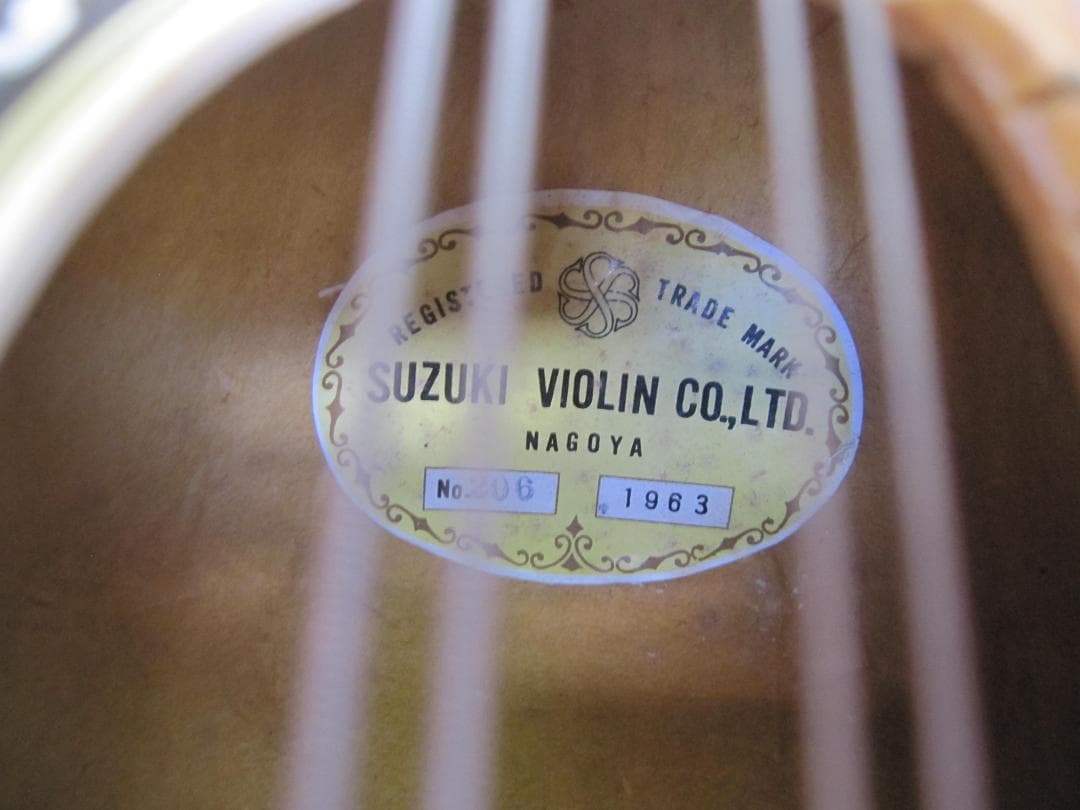 伝統的な木製マンドリン 6弦