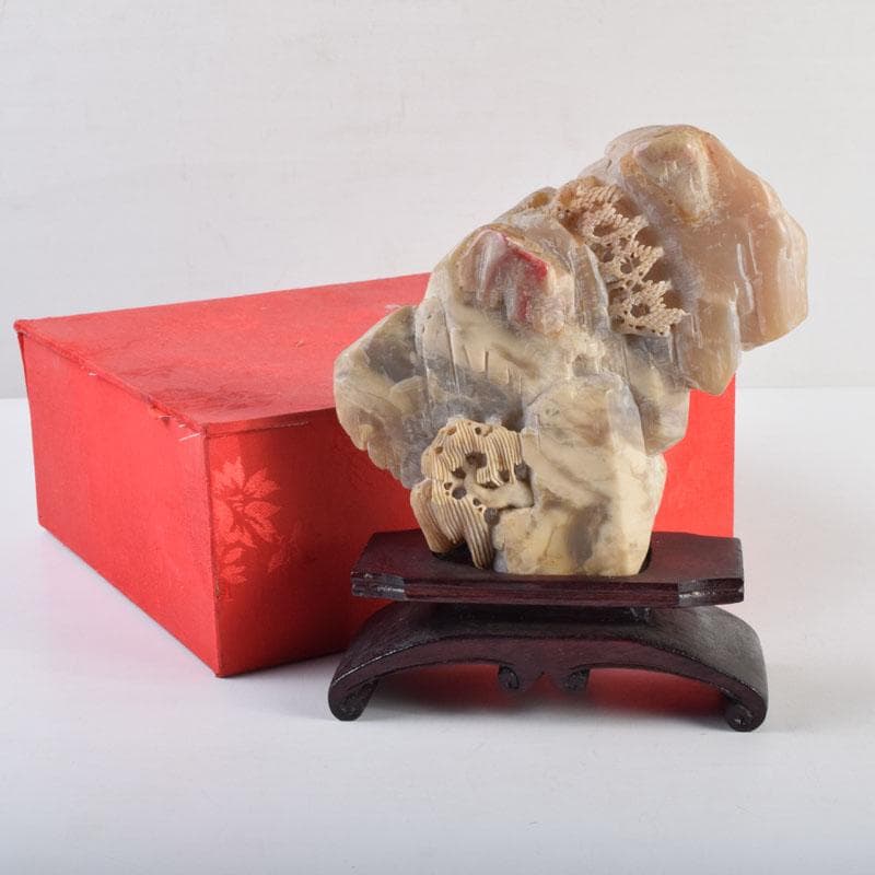 中国　玉石寿山石鶏血彫刻　山水雕　置物　唐木台付　V　9220 中国 玉石寿山石鶏血彫刻 山水雕 置物 唐木台付 V 9220 - メルカリ