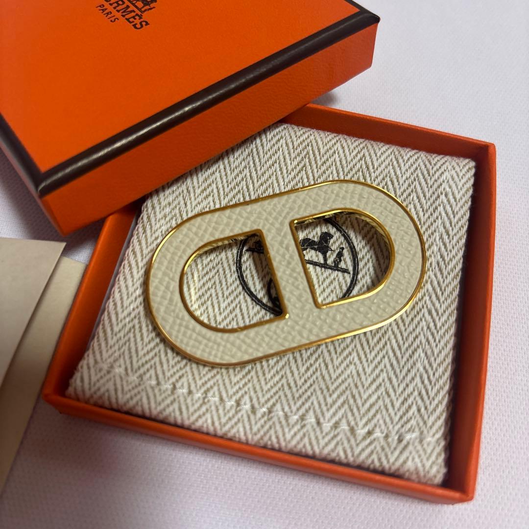 HERMES シェーヌダンクル ブローチ クレ ゴールド金具 正規品 - メルカリ