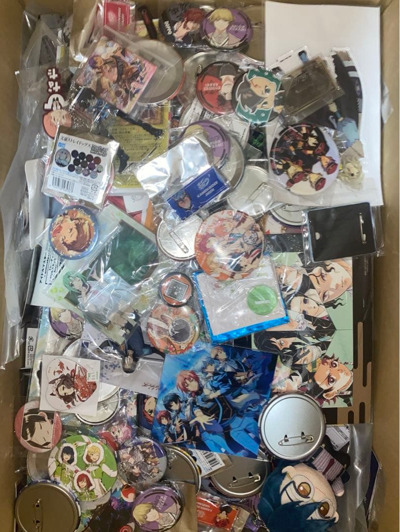アニメグッズ ノンジャンル大量 缶バッジなど まとめ売り 140サイズ