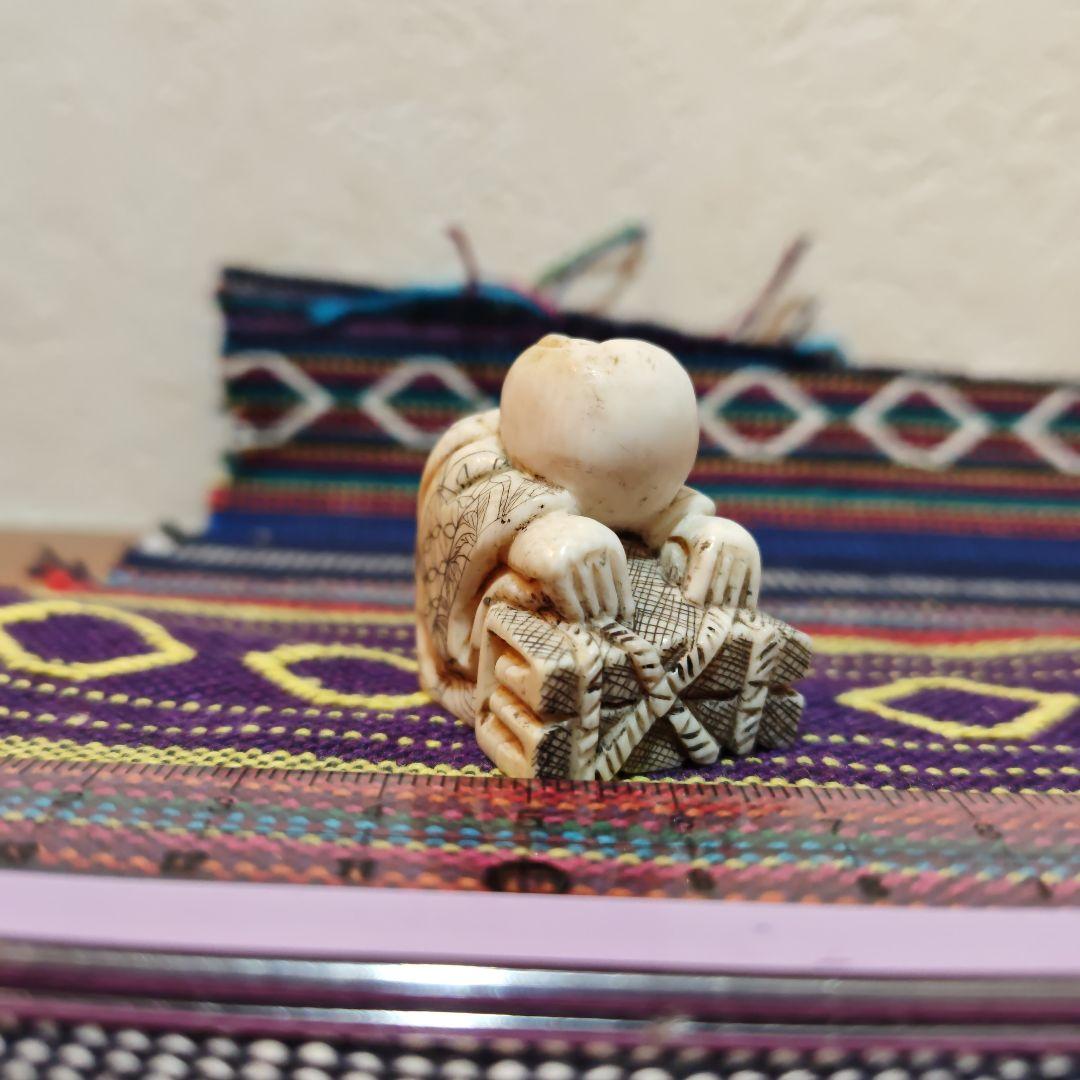 時代提物 人物根付 天然素材 【一休みする小僧】高さ約3.3cm 重