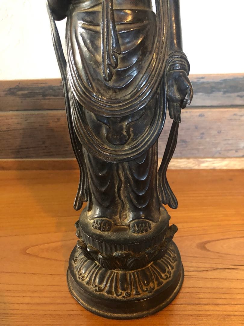 大振りで古格のある古銅聖観音立像杉箱入 大振りで古格