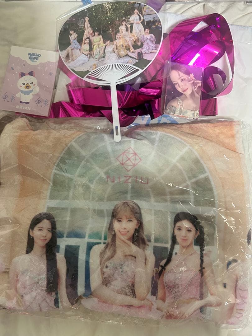 NiziUグッズまとめ売りアヤカ缶バッチANOグッズうちわ銀テ