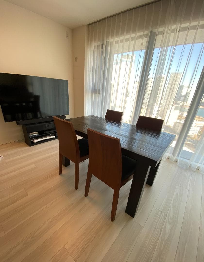 クワイエットアワーズ ダイニングテーブル