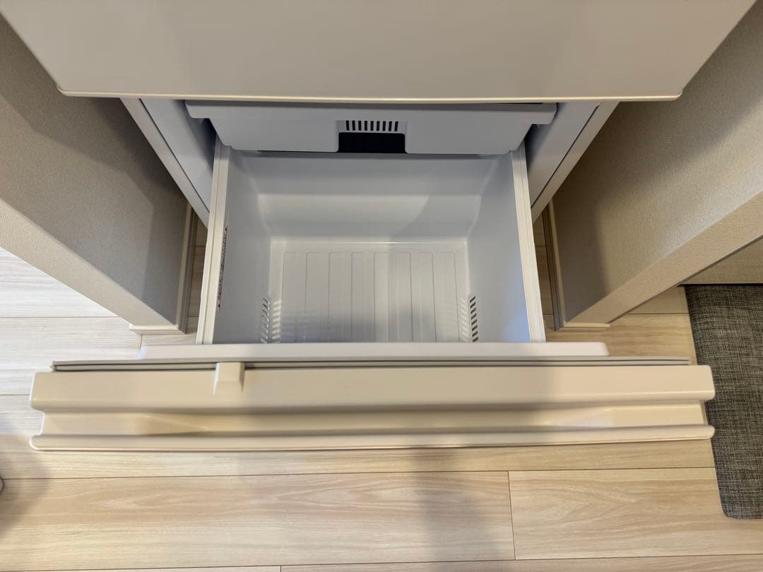 ホワイト冷蔵庫 3段棚付き