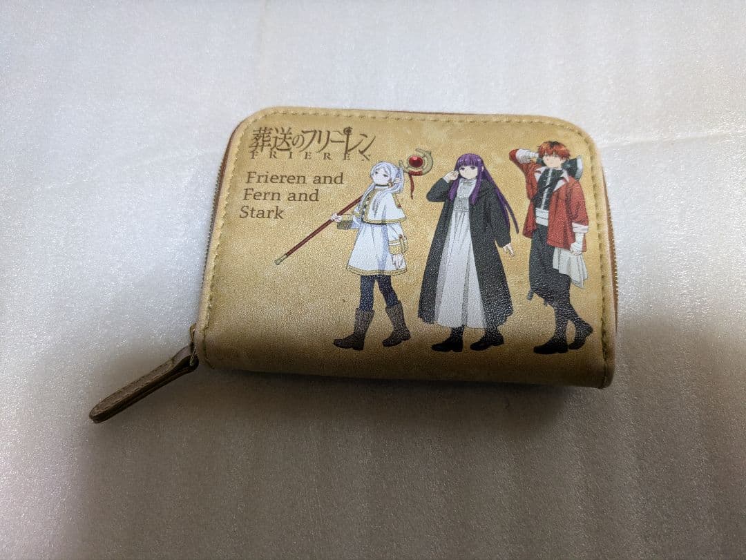 フリーレンフィギュアと、他にカード2枚、クリアファイル2枚、財布付き