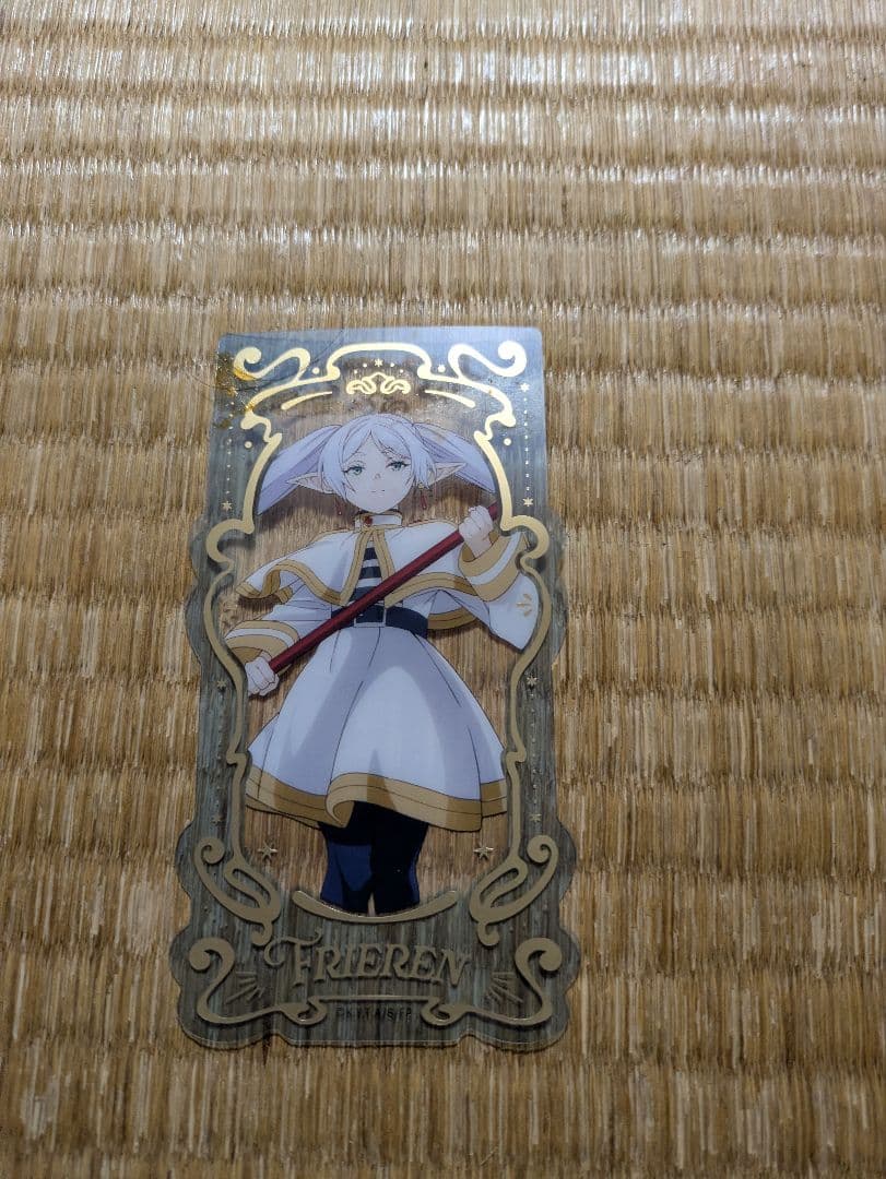 フリーレンフィギュアと他にカード3枚、クリアファイル2枚、財布