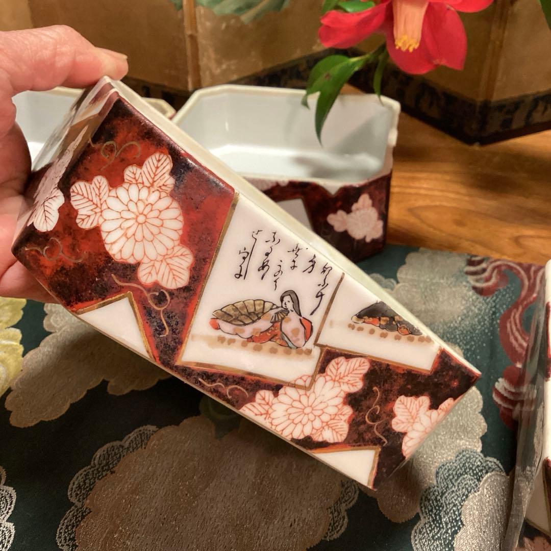 A1040 時代物　九谷焼　金襴手　百人一首カルタ紋様　４段重箱　（箱付）