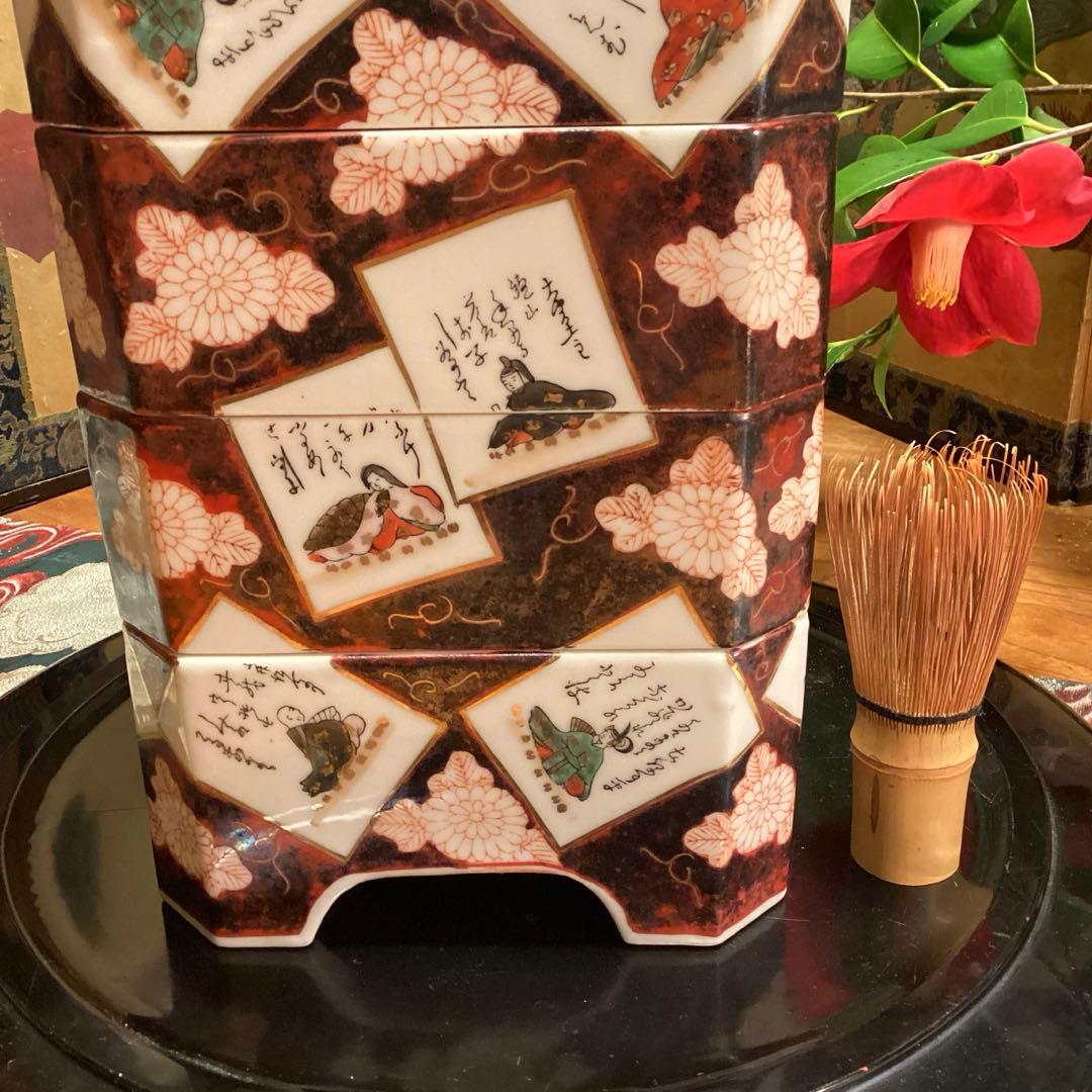 A1040 時代物 九谷焼 金襴手 百人一首カルタ紋様 4段重箱 （箱付）