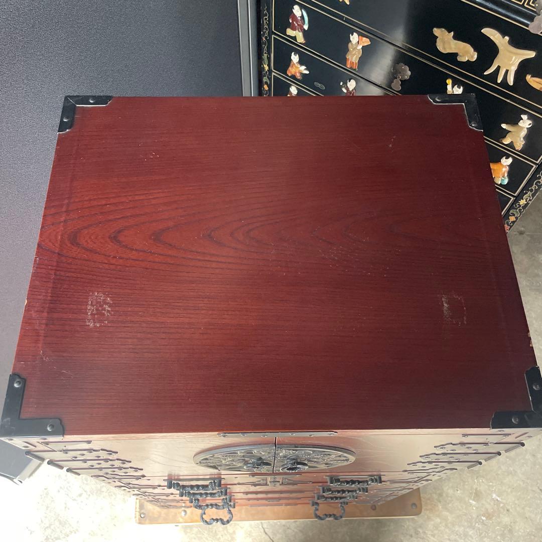 美品和箪笥 観音開き 棚箪笥 帳場箪笥 チェスト欅材 漆塗り 菊の