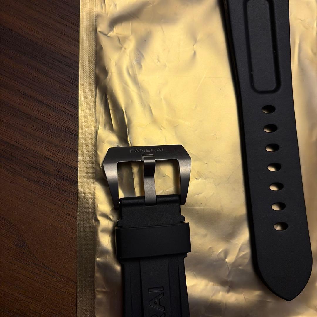 PANERAI ブラック ラバーベルト バックル付き