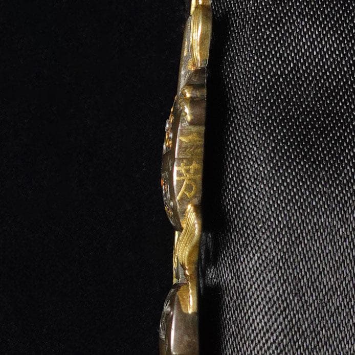 際端銘一芳　四分一地容彫蓬莱香炉図目貫　金象嵌銘　色絵象嵌　千葉元胤？　桐箱入